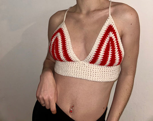Top crochet triangle blanc & rouge – Pièce unique