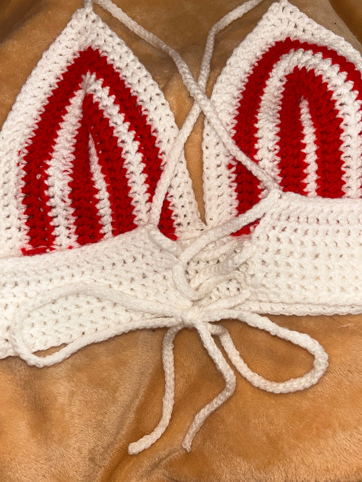 Top crochet triangle blanc & rouge – Pièce unique