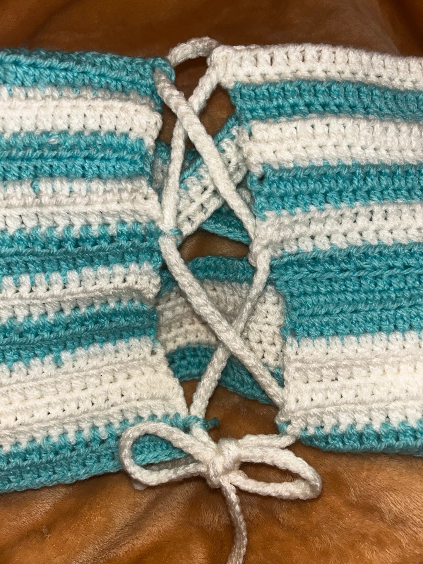 Bandeau au Crochet – Blanc & Bleu Ciel