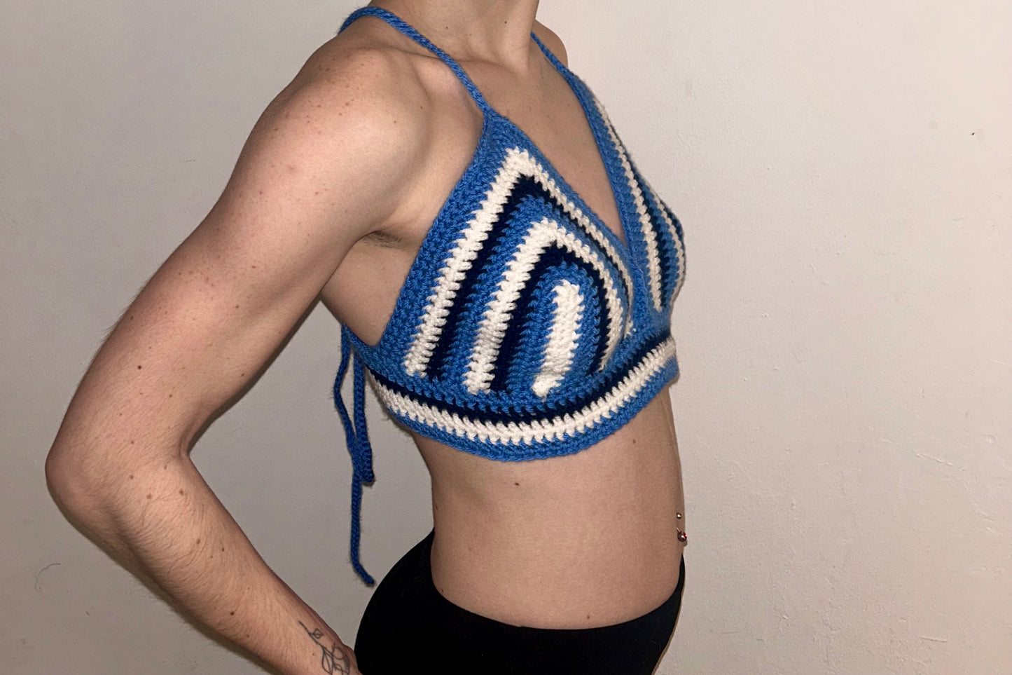 Top crochet triangle : bleu et blanc