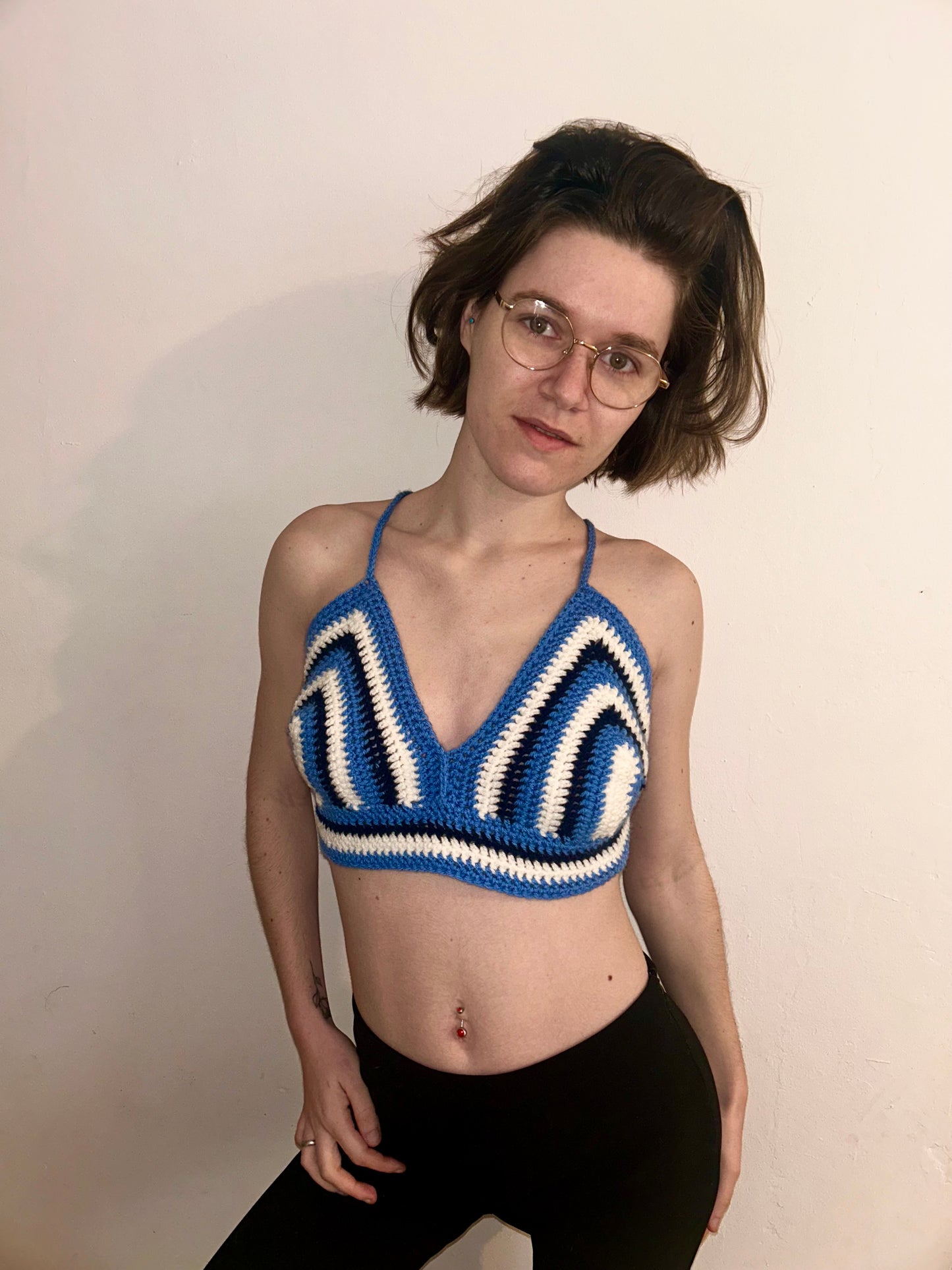 Top crochet triangle : bleu et blanc