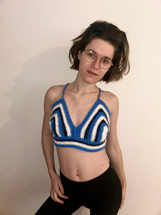 Top crochet triangle : bleu et blanc